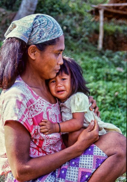 Urban poor woman & child, Philippines - Gerry Atkinson